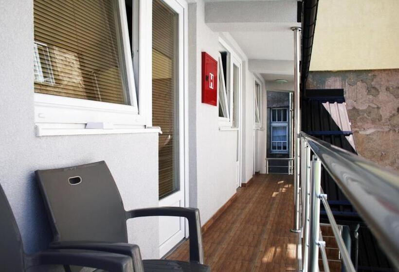 اتاق استاندارد سه نفره, Hostel Mak