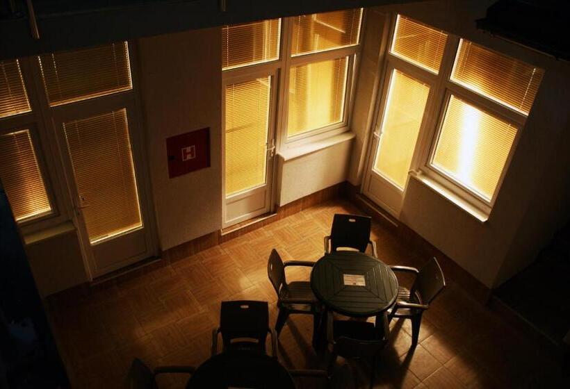 اتاق استاندارد چهار تخته, Hostel Mak