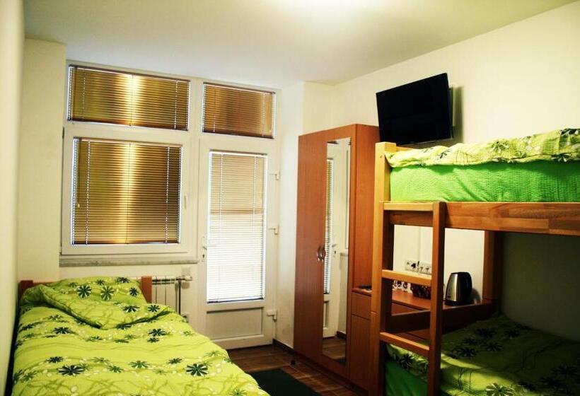 اتاق استاندارد چهار تخته, Hostel Mak