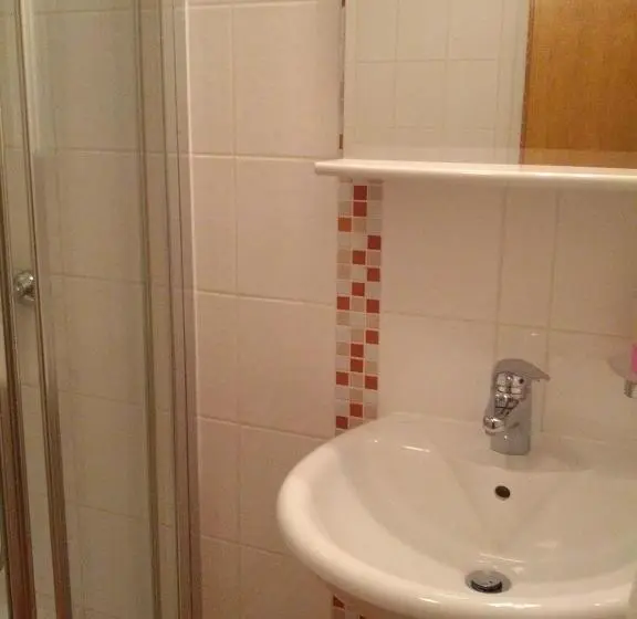 اتاق استاندارد سه نفره, Motel Maksumić