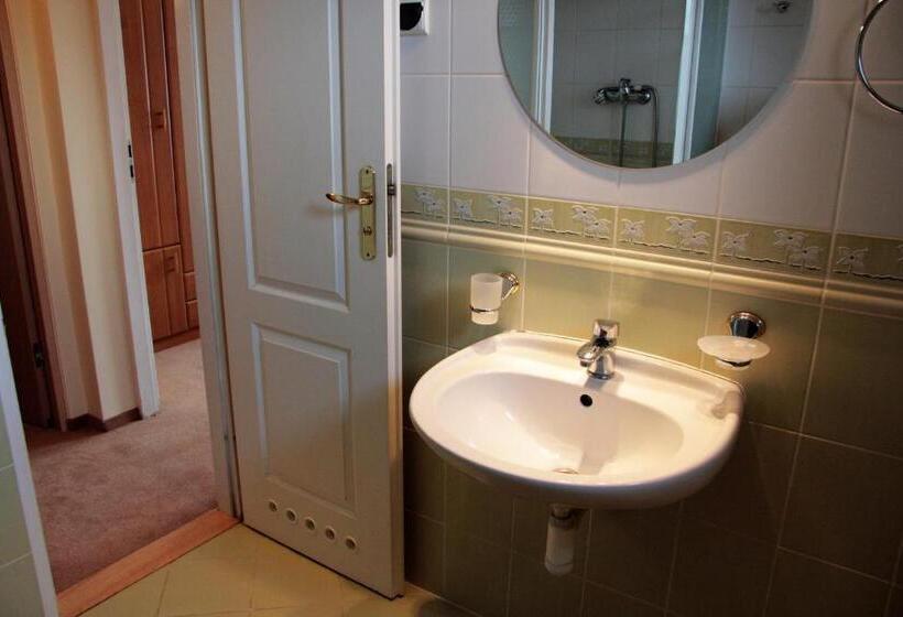 スタンダードトリプルルーム, Milena