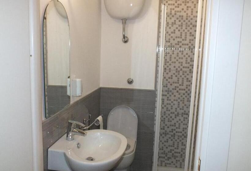 اتاق لوکس, O Sarracino B&b