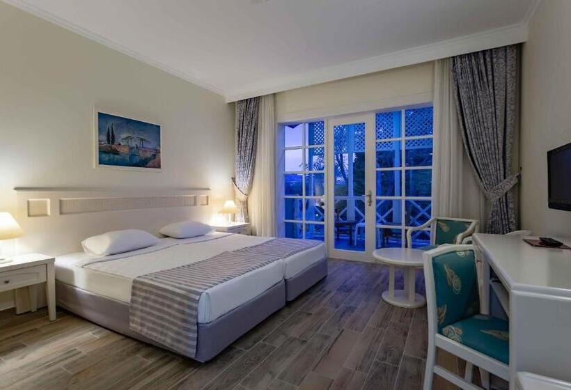 חדר קלאב, Euphoria Palm Beach Resort