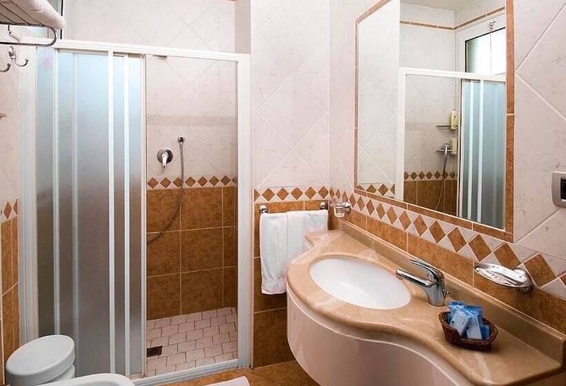 חדר קומפורט לשלושה, Savoia