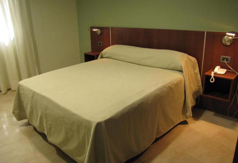 דירת שני חדרים, Tunkelén Apart