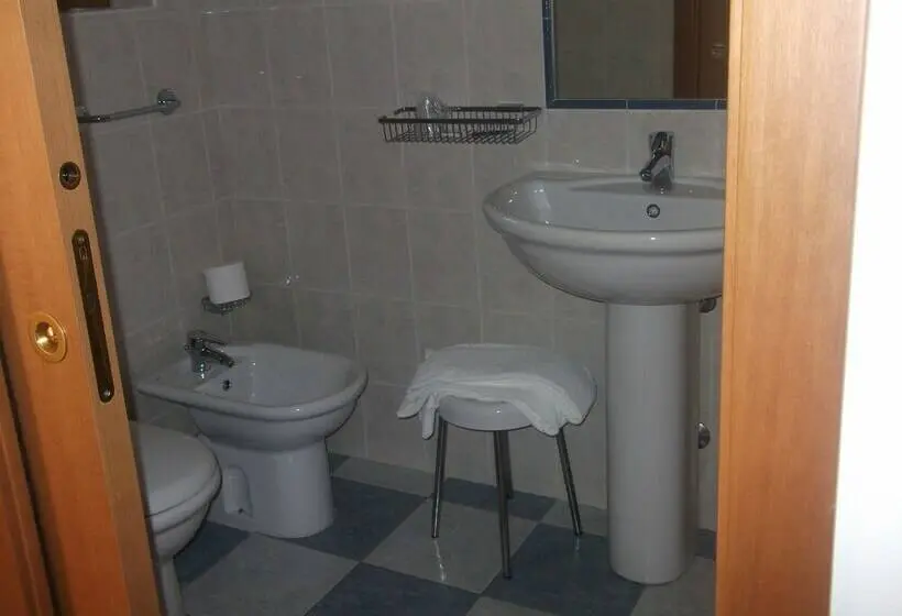 اتاق استاندارد سه نفره, Albergo Navene