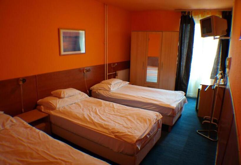 غرفة قياسية ثلاثية, Galcsik Fogadó