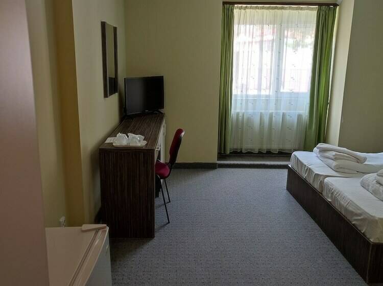 חדר סטנדרט לשלושה, Iri