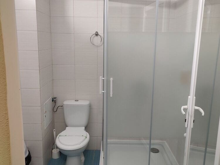 חדר סטנדרט לשלושה, Iri