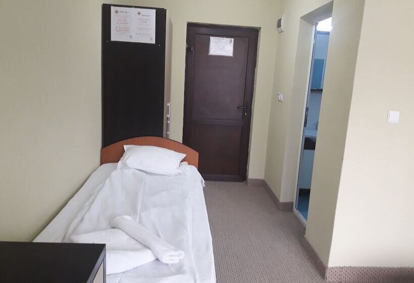 חדר סטנדרט לשלושה, Iri