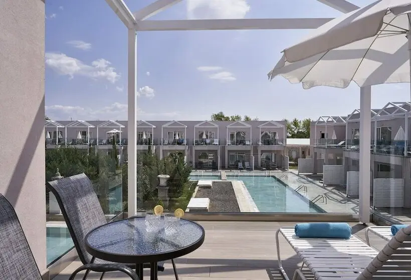 اتاق سوپریور با چشم‌انداز استخر, Sandy Villas Resort