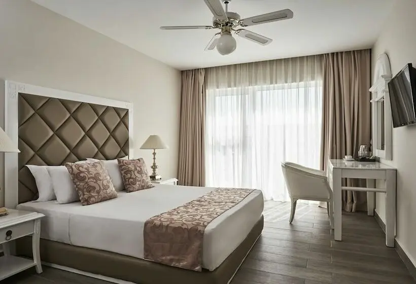 اتاق سوپریور با چشم‌انداز استخر, Sandy Villas Resort