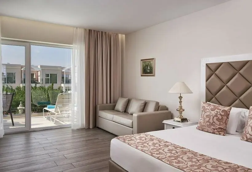 اتاق سوپریور با چشم‌انداز استخر, Sandy Villas Resort