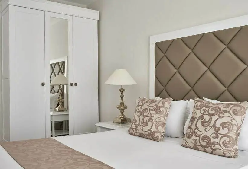 اتاق سوپریور با چشم‌انداز استخر, Sandy Villas Resort