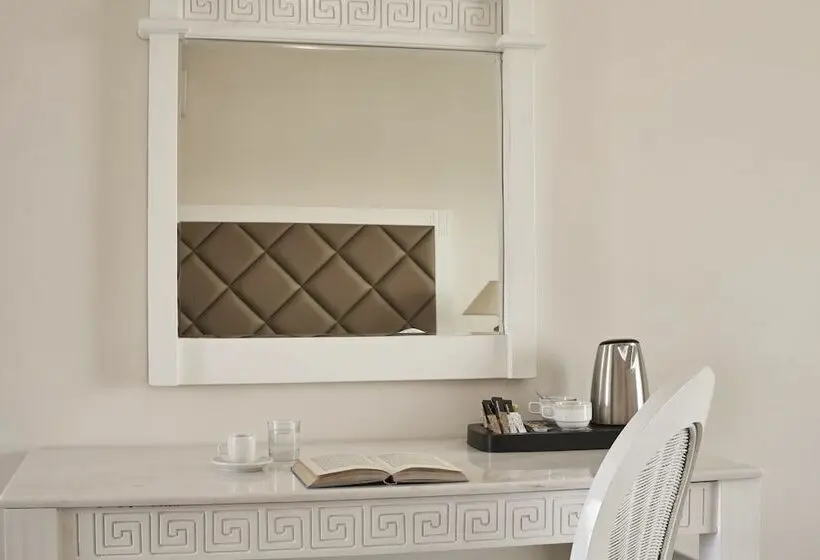 اتاق سوپریور با چشم‌انداز استخر, Sandy Villas Resort