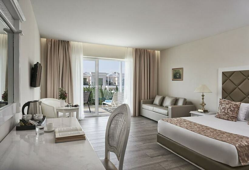 Номер Superior Вид на Бассейн, Sandy Villas Resort