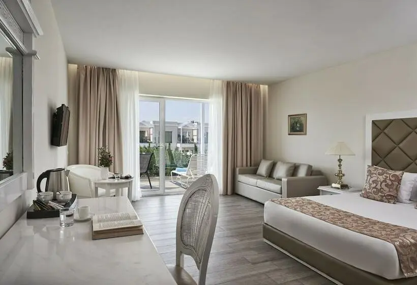 اتاق سوپریور با چشم‌انداز استخر, Sandy Villas Resort