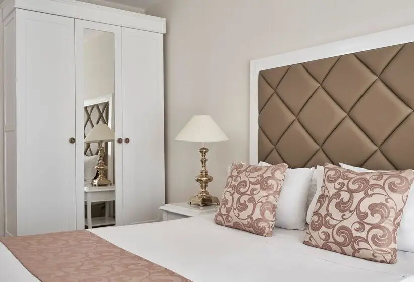 اتاق سوپریور با چشم‌انداز استخر, Sandy Villas Resort