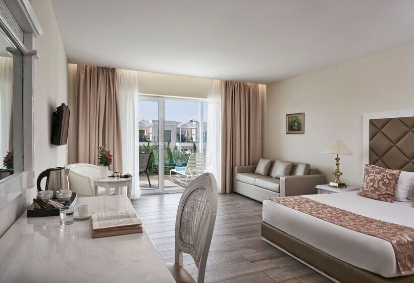 Номер Superior Вид на Бассейн, Sandy Villas Resort