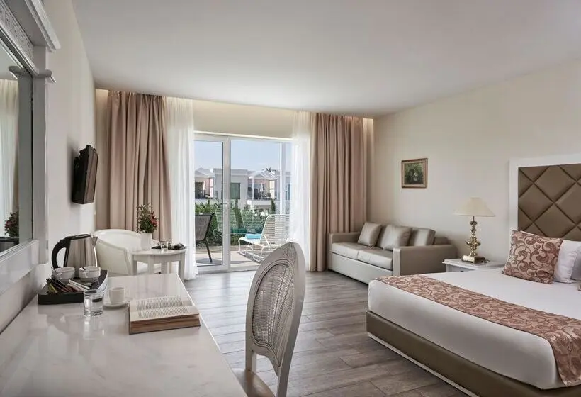 اتاق سوپریور با چشم‌انداز استخر, Sandy Villas Resort