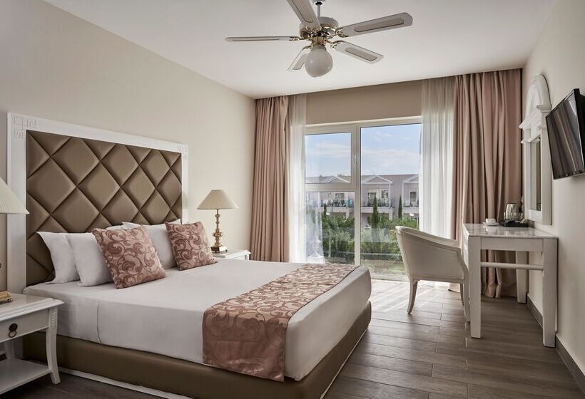 Номер Superior Вид на Бассейн, Sandy Villas Resort