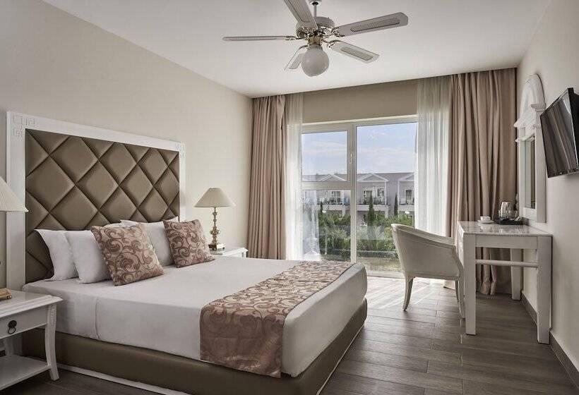 Номер Superior Вид на Бассейн, Sandy Villas Resort