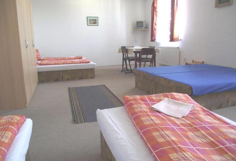 5人标间, Penzión Slávia