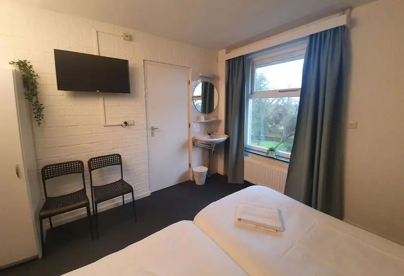 Economy Room, Wyllandrie