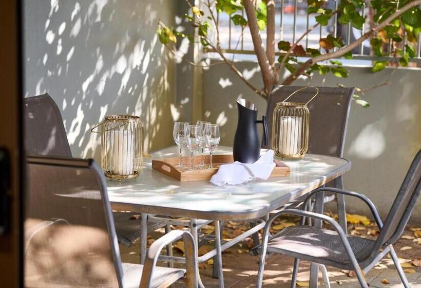 2 베드룸 인테리어 아파트, Airport Apartments By Vetroblu