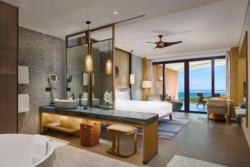 キングサイズベッドのスタンダードルーム, Crowne Plaza Sanya Haitang Bay Resort, An Ihg