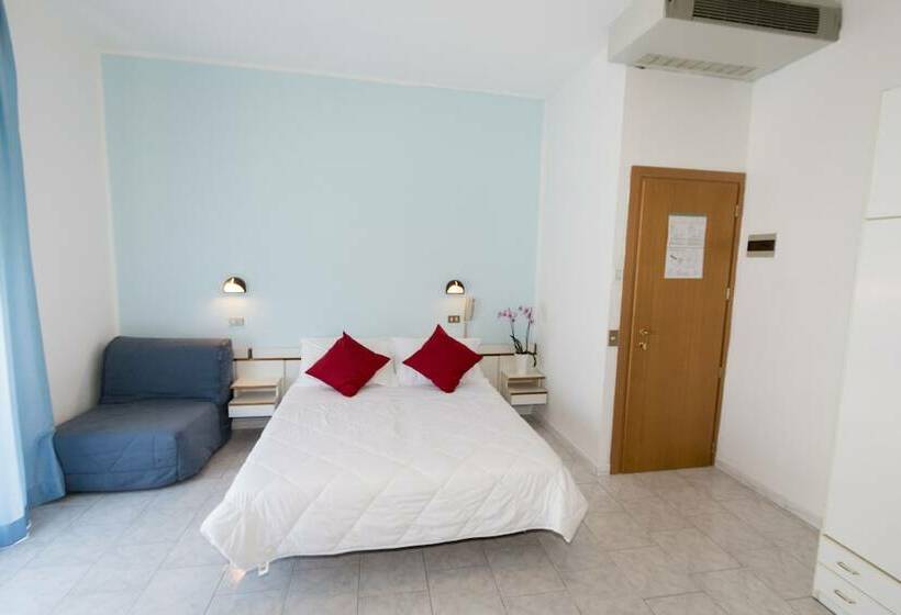 חדר סטנדרט לשלושה, Giannella