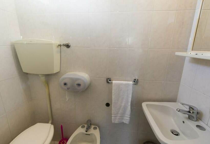 חדר סטנדרט לשלושה, Giannella