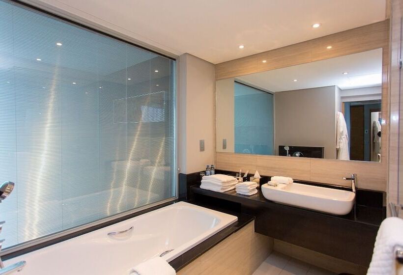 اتاق لوکس, Ubumwe Grande