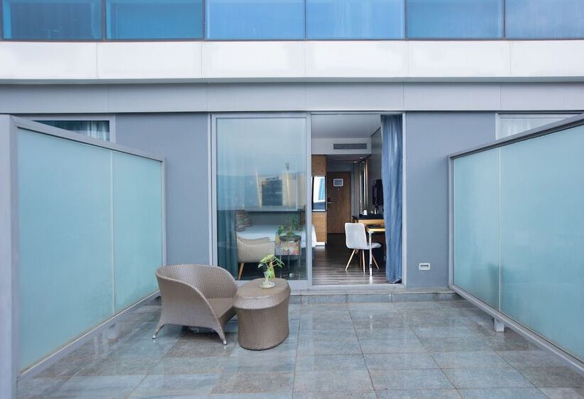 اتاق با نمای کوهستان کلاسیک, Ubumwe Grande