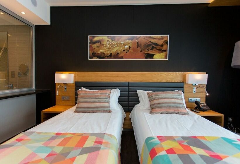 اتاق با نمای کوهستان کلاسیک, Ubumwe Grande