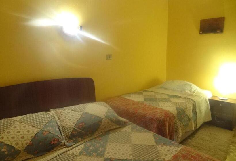 스탠다드 트리픔 룸 공동욕실, Hostal Kirckir