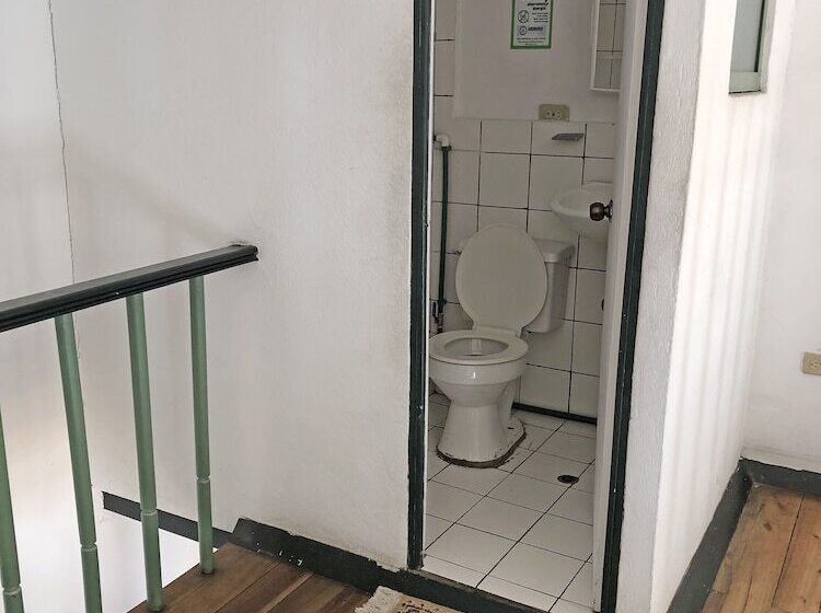 家庭间, Hostal Latina