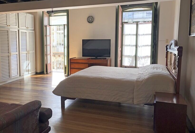 家庭间, Hostal Latina