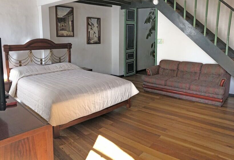 家庭间, Hostal Latina