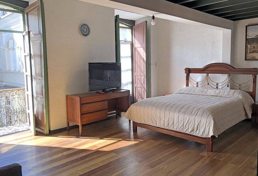 家庭间, Hostal Latina