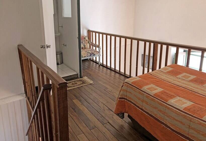 家庭间, Hostal Latina