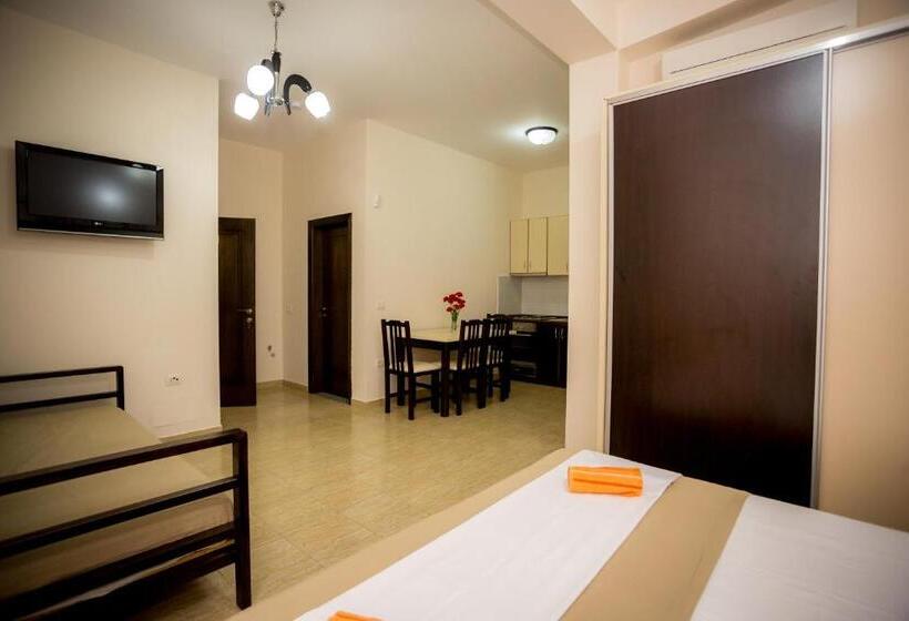 Chambre Triple Standard avec Balcon, Albania