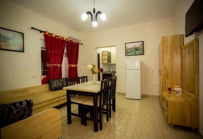 Studio Familial, Albania