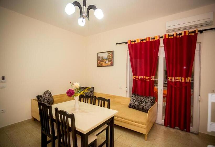 Studio Familial, Albania