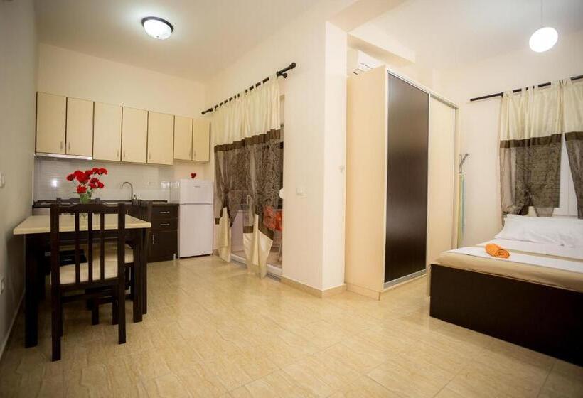 Studio Familial, Albania