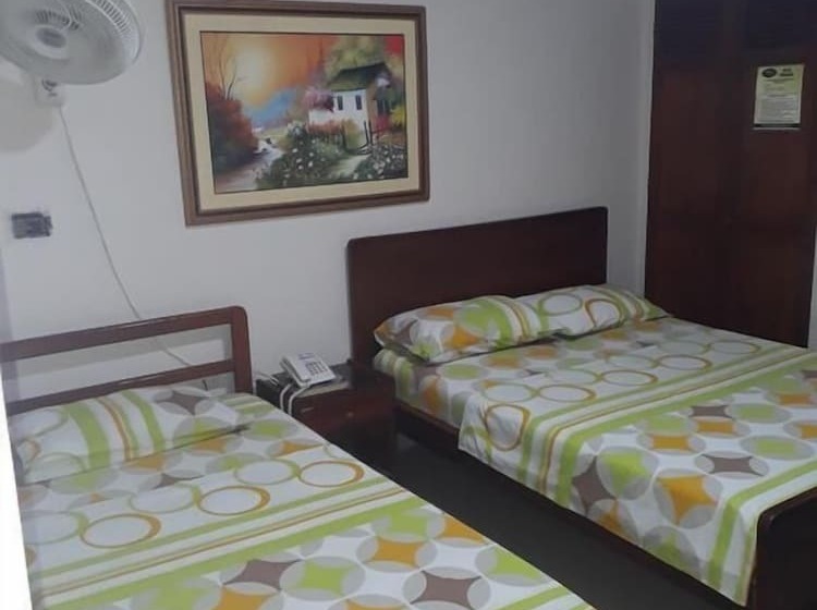 חדר סטנדרט לשלושה, Granada Inn