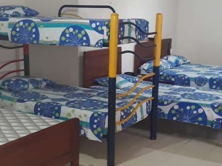 חדר משפחתי, Granada Inn