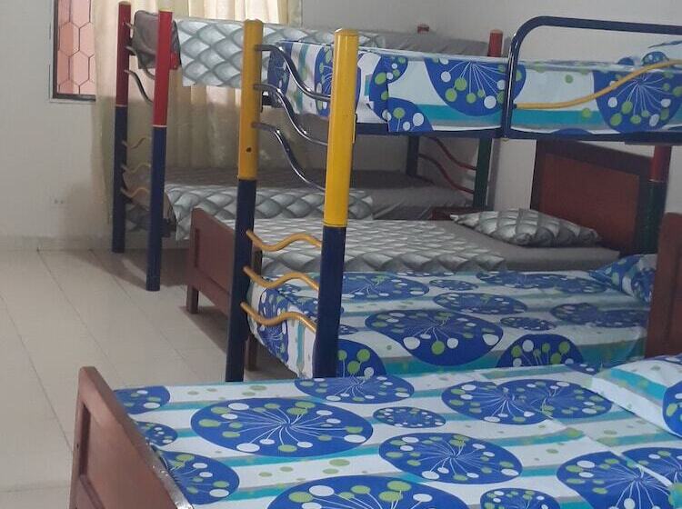 חדר משפחתי, Granada Inn