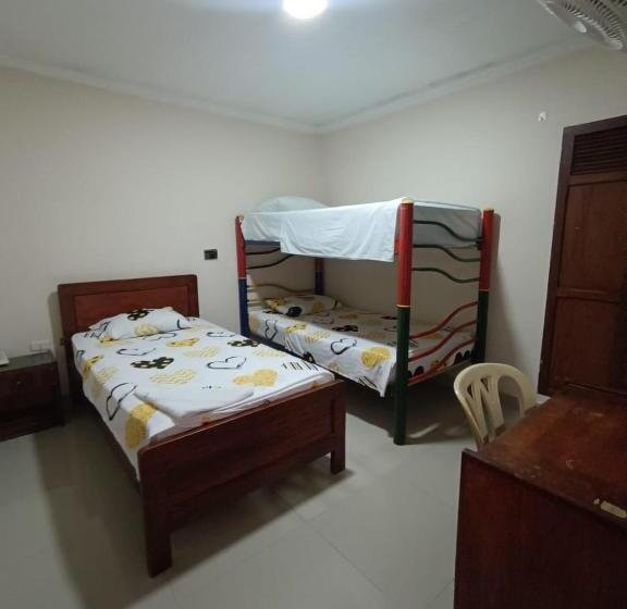 חדר משפחתי, Granada Inn