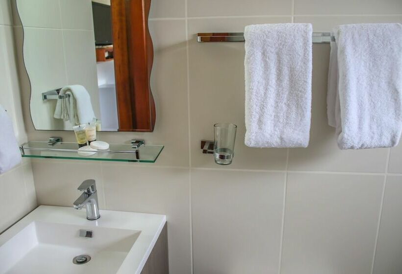 חדר סטנדרט לשלושה, Rebequet